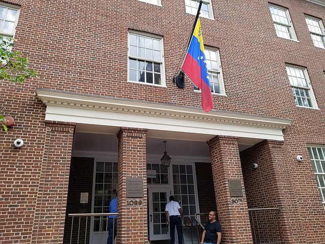 D.C. Venezolanos protestan en la embajada de su país