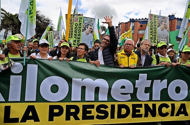 COLOMBIA. Candidato Sergio Fajardo en una caminata en Bogotá
