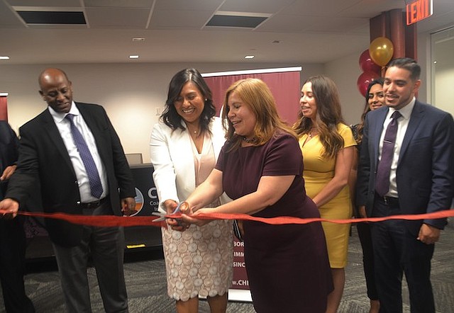 INAUGURACIÓN. Isabel Sánchez (izq.) es la encargada de la oficina de CHIRLA en DC. Aquí aparece cortando la cinta inaugural con Angélica Salas.