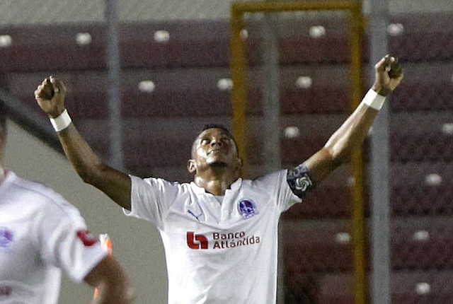 HONDUREÑO. Carlo Costly de Olimpia celebra un gol durante un partido de semifinales de la Liga Concacaf en Ciudad de Panamá.