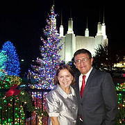 Lily y César López miembros de la iglesia del mormonismo durante la fiesta de luces que se realiza durante todo el mes de diciembre de cada año.