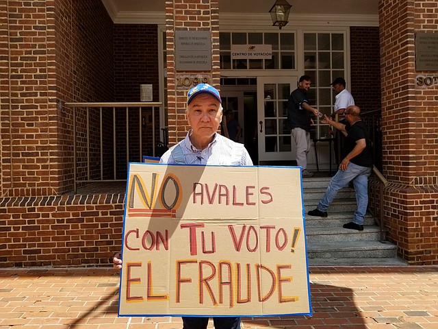 "Tiene que haber un cambio total y una apertura hacia los venezolanos -votantes- en el exterior". Carlos Madrid, manifestante.