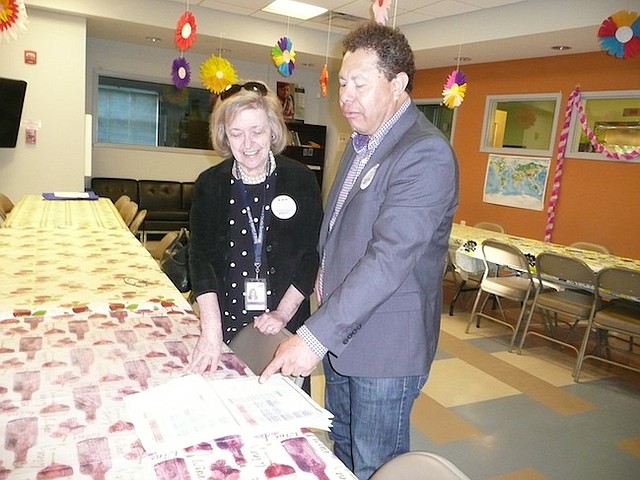 PRIMARIAS. Los candidatos Patricia “Pat” Elwood y Mario Cristaldo revisan la guía electoral de la ciudad de Washington.