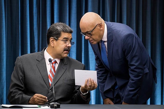 VENEZUELA. El presidente de Venezuela, Nicolás Maduro conversa con su ministro de Comunicación, Jorge Rodríguez