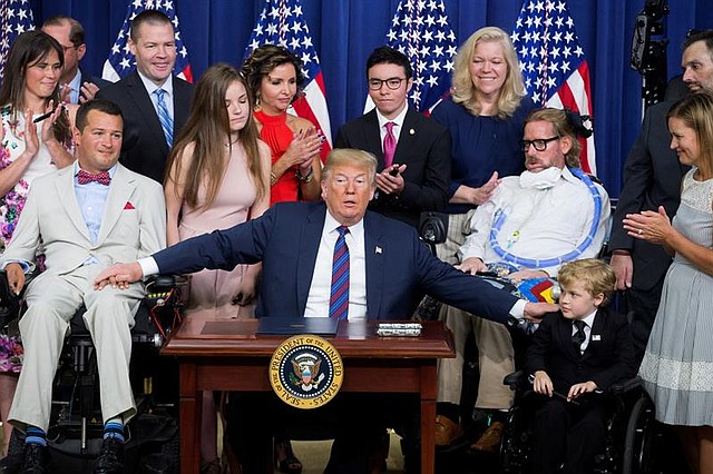 EEUU. El presidente de Estados Unidos, Donald Trump. posa tras firmar la ley conocida como "derecho a probar", durante un acto celebrado en la Casa Blanca, en Washington