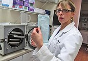 HIGIENE. La doctora Sandra Glikman, una dentista certificada para ejercer su profesión, muestra una bolsa con instrumentos esterilizados.