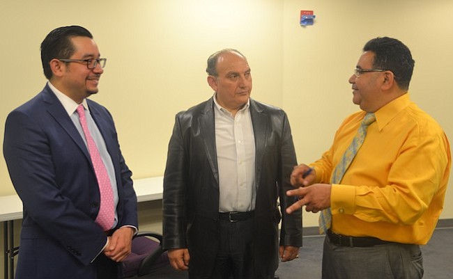 CÁMARA. El vicepresidente de la filial de empresarios Roberto López, conversando con miembros de su organización.
