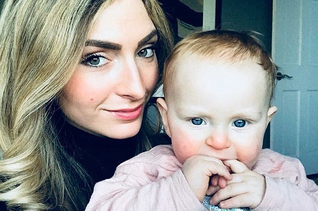 NYC. Caroline Ivanov con su bebé Chloe, de 15 meses