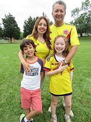 COLOMBIANO. El colombiano William Monroy con su esposa, Diana y sus dos niños, Gabriela y Nicolás.