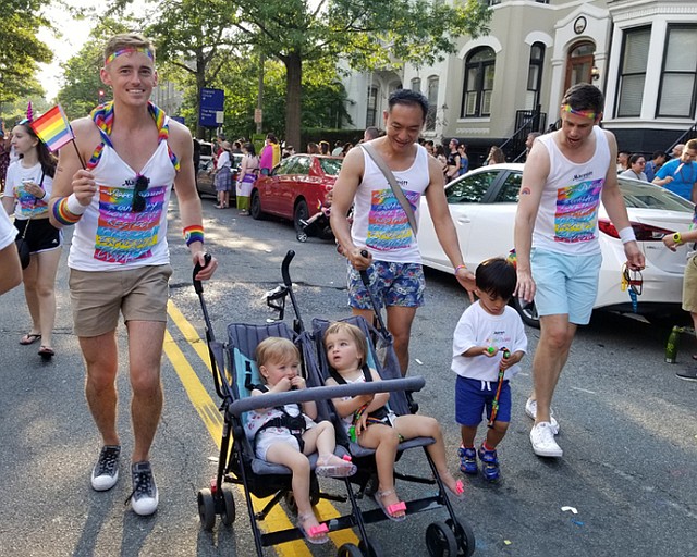 HIJOS. Parejas gays marcharon junto a sus hijos ondeando la bandera multicolor