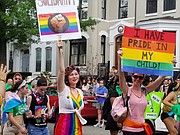 APOYO. “Estoy orgullosa de mi hijo”, se lee en una de las pancartas que lleva una manifestante