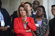 PASANTES. Nancy Pelosi, congresista de San Francisco, California, junto a un grupo de pasantes del instituto.