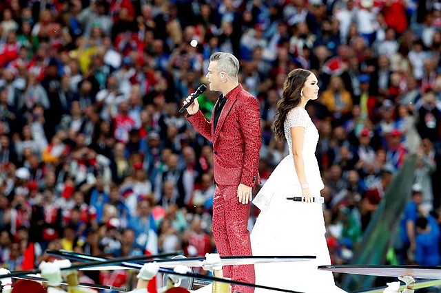El cantante de pop británico Robbie Williams (i) y la soprano rusa Aída Garifullina