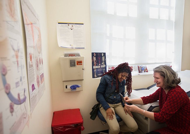 La partera escolar Loral Patchen dijo que muchas veces surgen temas importantes durante charlas informales, como ésta con Kiera. Hace tres años, Patchen comenzó a trabajar en escuelas secundarias del área de Washington, DC con la meta de prevenir el embarazo adolescente.