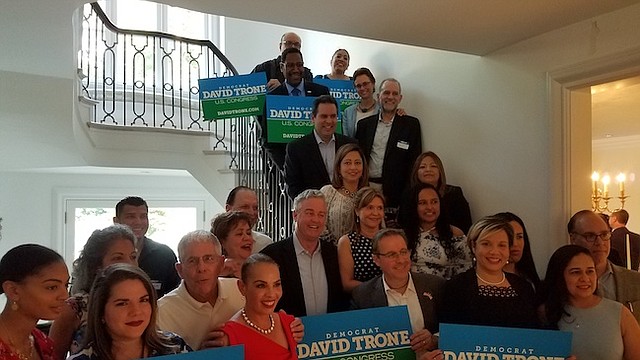 LATINOS. Decenas de líderes latinos acudieron a la casa de David Trone para discutir temas como el panorama para los pequeños negocios y la inmigración.
