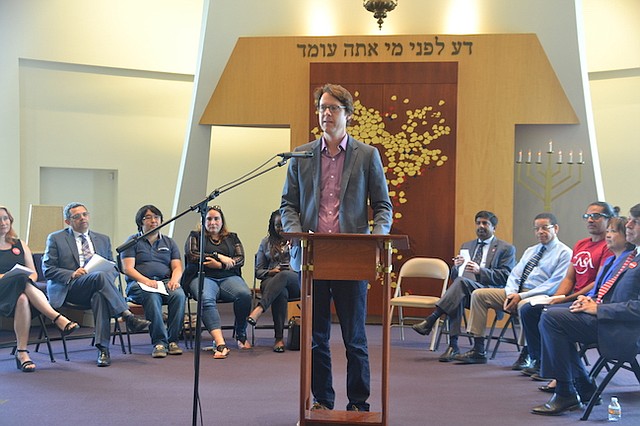 LÍDER. El presidente del Concejo de Montgomery, Hans Riemer apoya la creación del Trust Act para el condado.