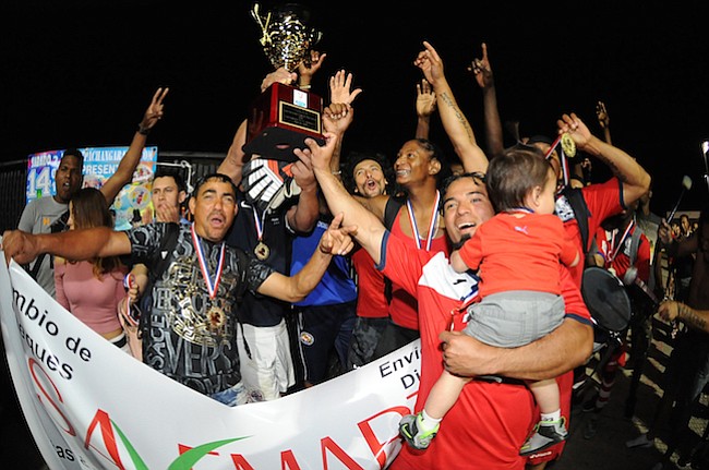 CELEBRACIÓN. Integrantes del equipo Olimpia FC festejan por ganar la Copa Savemart en la final del Torneo Copa Savemart de la Hispanic International Soccer League. Olimpia FC derrotó a Los Lagartos FC en la primera ronda de tiros de penal súbito después de empatar 2-2 en tiempo regular y 3-3 en tiros directos de penal.