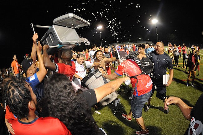 CELEBRACIÓN. Integrantes del equipo Olimpia FC festejan por ganar la Copa Savemart en la final del Torneo Copa Savemart de la Hispanic International Soccer League. Olimpia FC derrotó a Los Lagartos FC en la primera ronda de tiros de penal súbito después de empatar 2-2 en tiempo regular y 3-3 en tiros directos de penal.