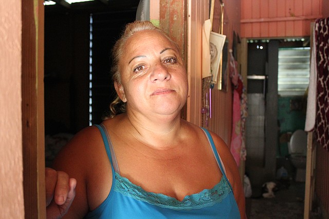Elba Negrón Carreras vive en la cima de una colina en la zona rural de Utuado, Puerto Rico. Ella y su familia han vivido casi sin agua por ocho meses. Recoge agua de las estaciones de agua potable que envían distintas agencias.