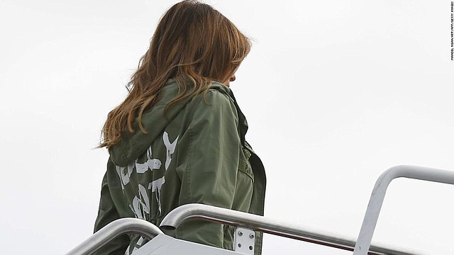 EE.UU. Melania Trump sube al avión en la Base Aérea Andrews para trasladarse a Texas