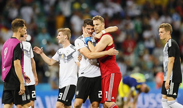 MUNDIAL. Los jugadores alemanes Mario Gomez y el portero Manuel Neuer celebran la victoria de Alemania