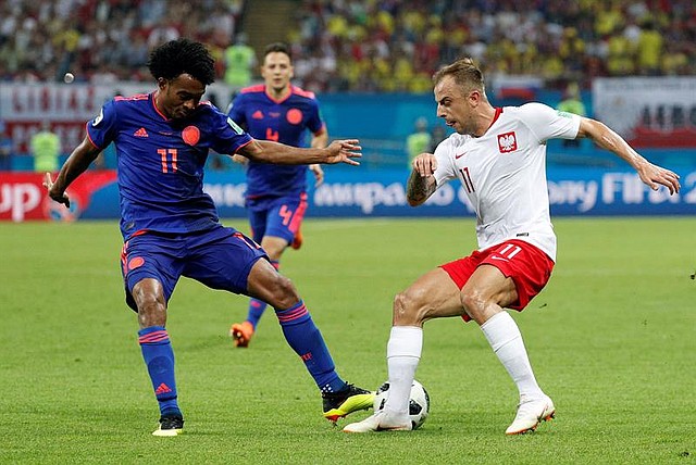 Kamil Grosicki de Polonia y Juan Cuadrado, de Colombia
