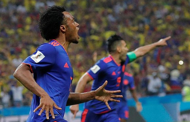 Juan Cuadrado, de Colombia celebra el tercer gol