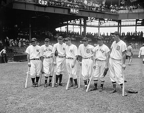 Miembros del equipo del American League All-star de 1937, Lou Gehrig, Joe Cronin, Bill Dickey, Joe DiMaggio, Charlie Gehringer, Jimmie Foxx y Hank Greenberg se reúnen en el campo para el quinto All-Star Game en Washington.