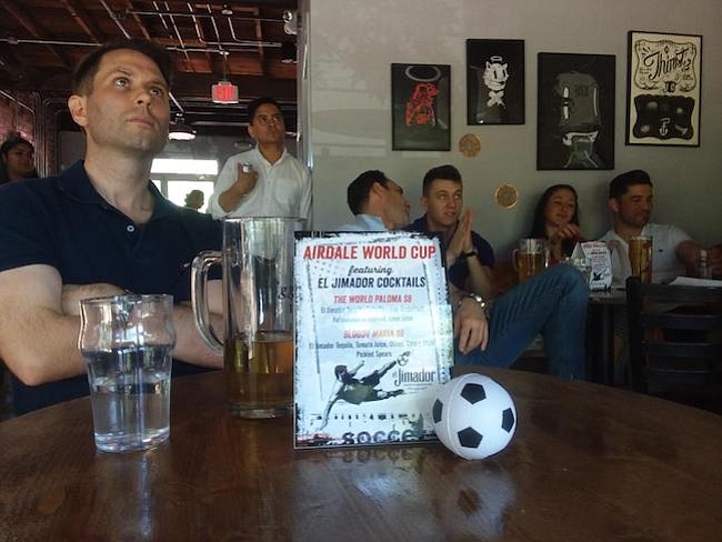 Promesa. John Helwig se dejó acompañar de un vaso de cerveza y gozó con cada gol de España y prometió apoyar a México, Brasil y Argentina.