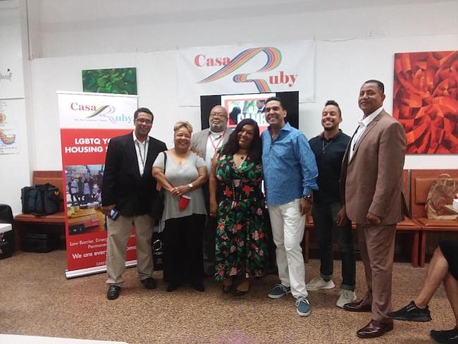 Programa. Ruby Corado y Pedro Biaggi junto a varios funcionarios del canal de televisión de la ciudad de Washington durante la presentación del programa “Cambios de Vida”.