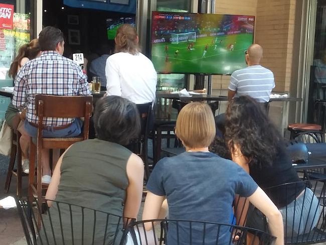 Mujeres. ¿Quién dijo que el fútbol era solo para hombres? En Lou’s City Bar, las mujeres también gritaron gol a todo pulmón.