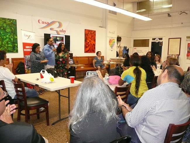 Convocatoria. La presentación del programa “Cambios de Vida” de Pedro Biaggi, sobre Ruby Corado convocó a líderes comunitarios, representantes de la ciudad y medios.