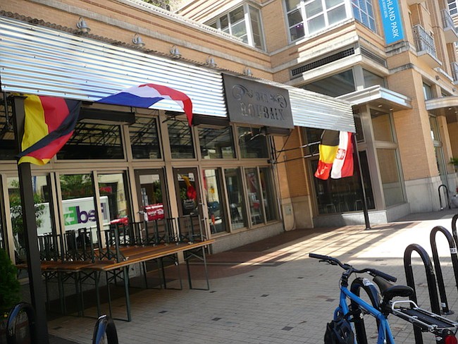 Fanáticos. El Roubaix es conocido como el bar de los ciclistas y cuando se juega la Eurocopa y ahora el Mundial se llena de entusiastas del balompié.