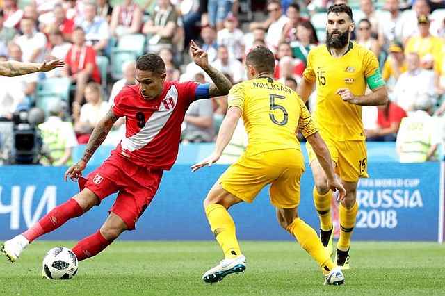 El delantero peruano Paolo Guerrero (i) y el centrocampista australiano Mark Milligan