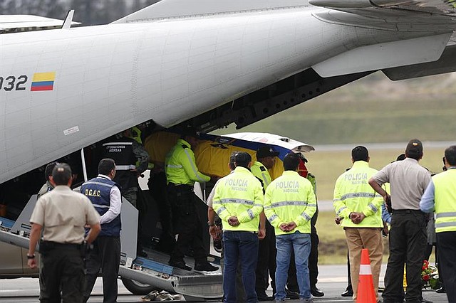 ECUADOR. Policías bajan del avión los cuerpos de los periodistas ecuatorianos hoy, miércoles 27 de junio de 2018, en el Aeropuerto Internacional Mariscal Sucre de Quito