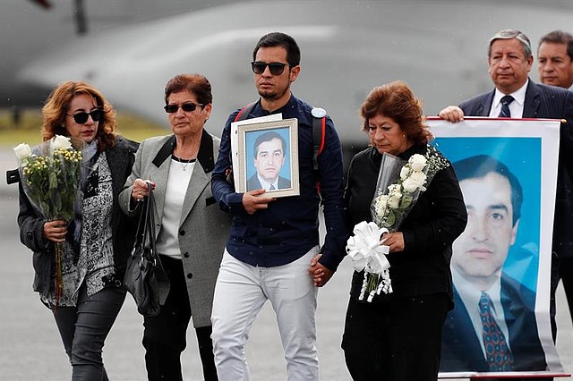 ECUADOR. Christian Segarra (c), hijo de Efrain Segarra, miembro del equipo periodístico asesinado por disidentes de las FARC