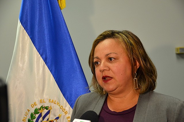EMBAJADORA. La embajadora Claudia Canjura hizo una primera visita a la frontera después de conocer sobre las familias que estaban siendo separadas.