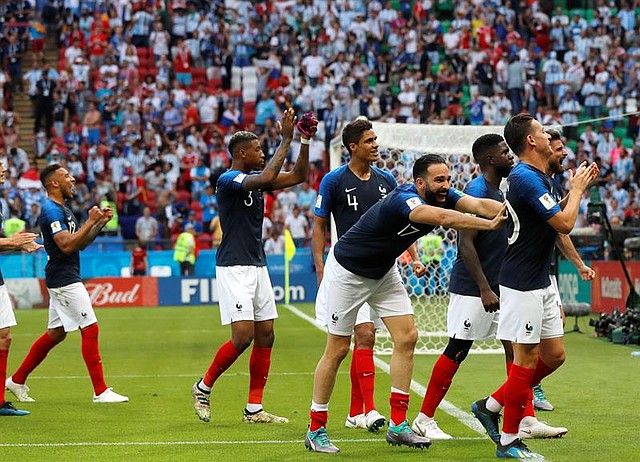 RUSIA. La selección de Francia celebrando su clasificación a cuartos