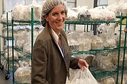 Sue Daugherty, CEO de MANNA, sostiene una de las comidas médicamente preparadas en la cocina de Philadelphia.