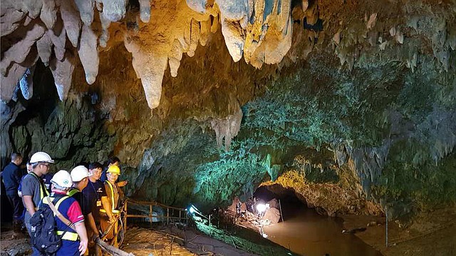 TAILANDIA. Equipo de la armada y expertos de otros países en la búsqueda de los niños en el interior de la cueva