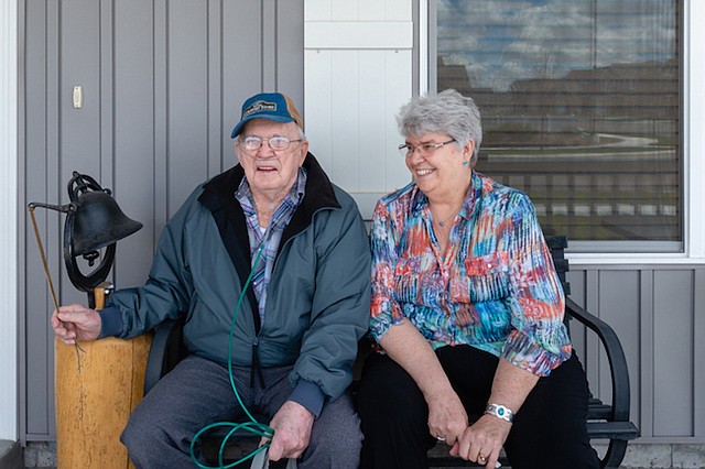 Delmar Scroughams y su esposa, Vergie "Verg" Scroughams, en su casa de Rexburg, Idaho. En mayo, durante un momento de lucidez, Delmar, quien padece demencia, dijo que las armas podrían ser peligrosas.