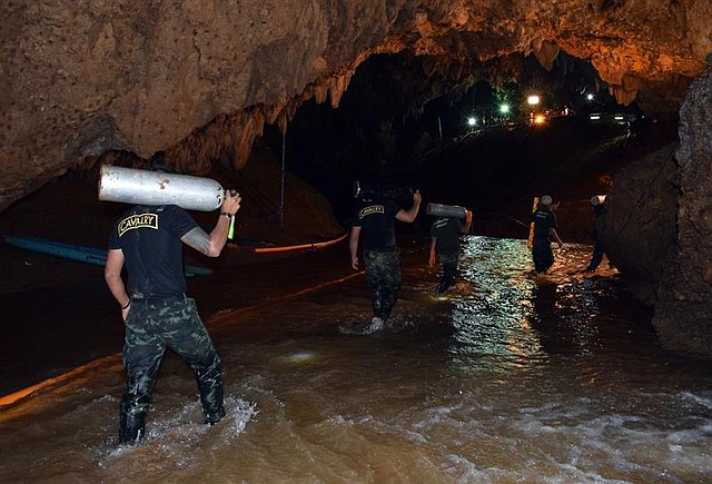 Interior de la cueva de Tailandia