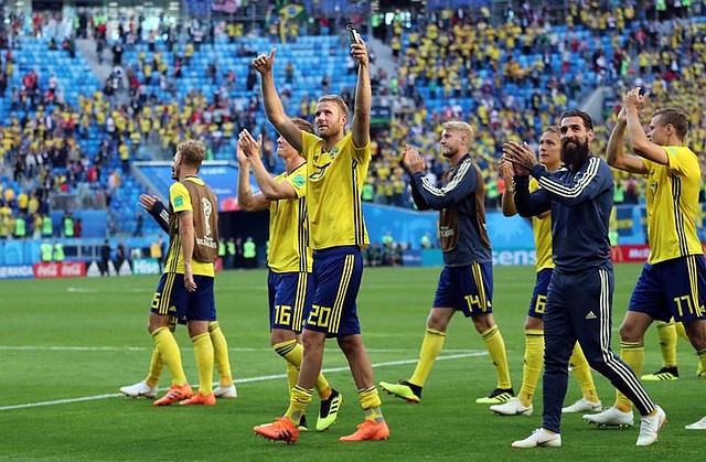 Selección de Suecia celebra la victoria en octavos de final del Mundial