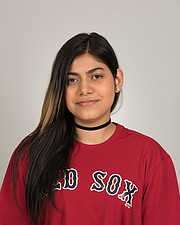 Yanira Barrientos, alumna de la escuela Hurley K-8, recibió un premio a la excelencia académica en su escuela.
