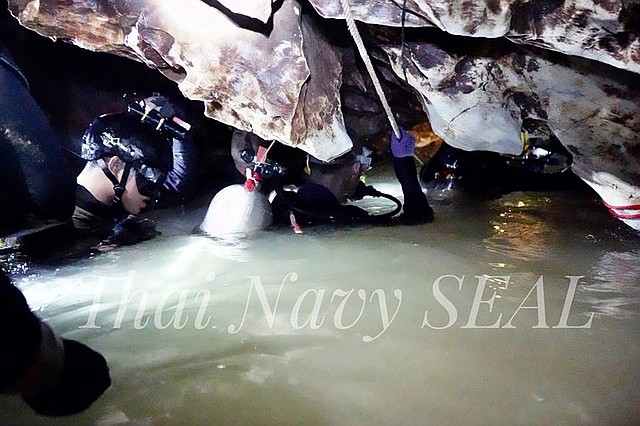 TAILANDIA. Rescatistas dentro de la cueva