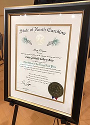 Detalle del premio que es uno de los más prestigiosos presentados por el gobernador de Carolina del Norte.
