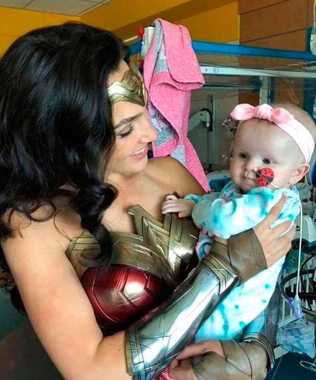 EE.UU. Gal Gadot visita a niños en Hospital de Virginia
