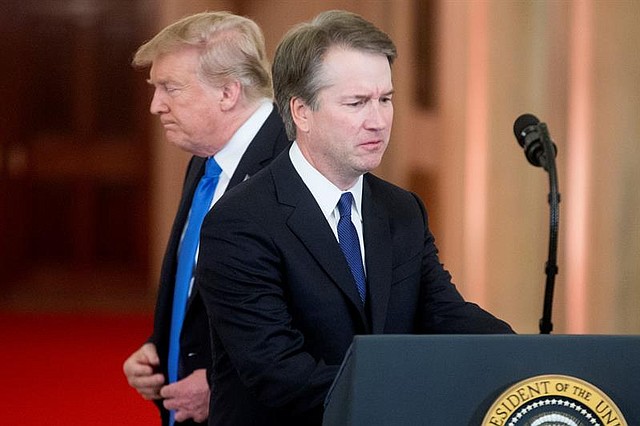 POLÍTICA. El presidente estadounidense, Donald J. Trump (i), anuncia al juez de la corte federal de apelaciones Brett Kavanaugh (d) como su candidato para reemplazar al juez retirado de la Corte Suprema Anthony Kennedy, el lunes 9 de julio de 2018, en el Salón Este de la Casa Blanca en Washington, DC 