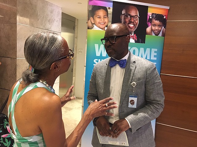 Muticultural. Gregory C. Hutchings Jr. durante una reunión como superintendente del sistema educativo público de Alexandria, que educa a estudiantes de más de 100 países.