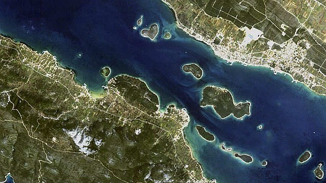 Conjunto de islas en Croacia, entre ellas, la isla del amor.